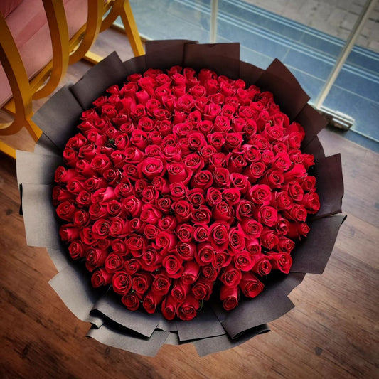 200 Red Roses Bouquet Wrapped in Black Paper – Bold & Luxurious Floral Arrangement