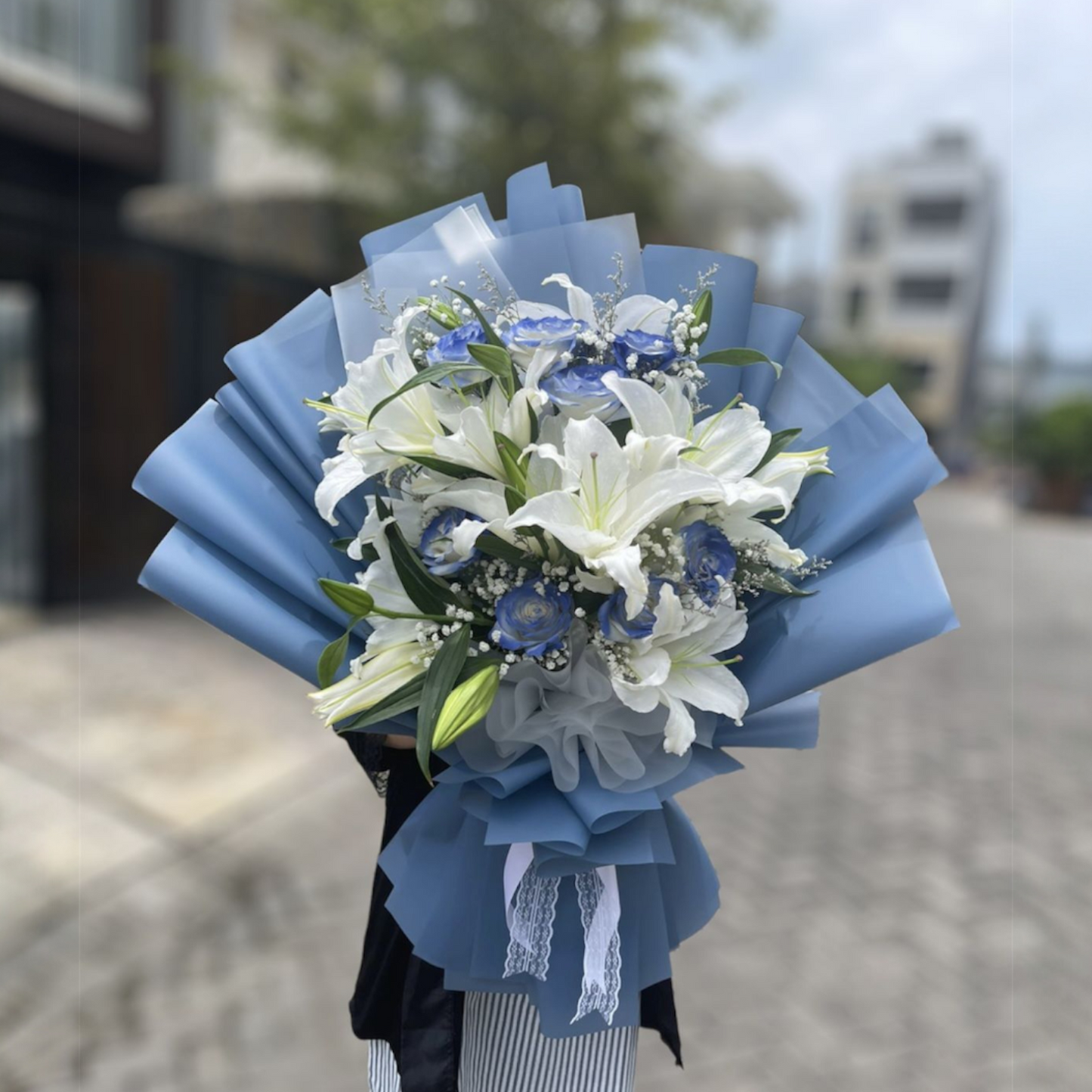 Blue Lily & Rose Grande Bouquet