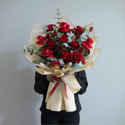 Love Glow Bouquet Online in Dubai, Sharjah, Abu Dhabi 